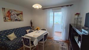 uma sala de estar com uma mesa e um sofá em Apartments Gabriela em Poreč