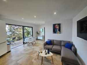 una sala de estar con un sofá y una mesa en U Paradisu, en Piana