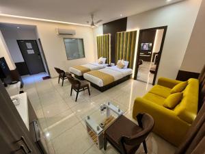 Hotel Grand Darshan Vadodara的休息区