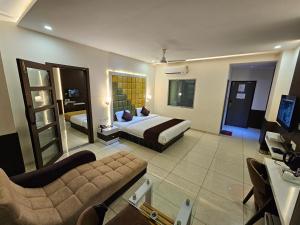Hotel Grand Darshan Vadodara客房内的一张或多张床位