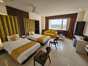 Hotel Grand Darshan Vadodara客房内的一张或多张床位