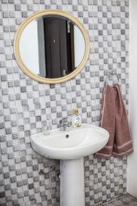 een badkamer met een wastafel en een spiegel bij Kim's Guest House in Kasoa