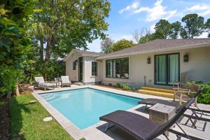 una piscina con sedie e una casa di Park Cottage - 609 Oak Street a Demere Park