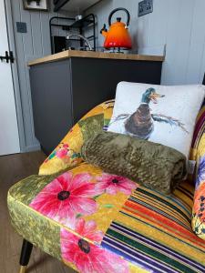 Voodi või voodid majutusasutuse Rusty Duck Retreat Shepherds Hut toas