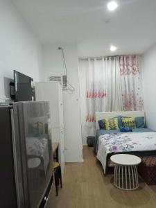 a small bedroom with a bed and a table at Ale Contel in Lapu Lapu City