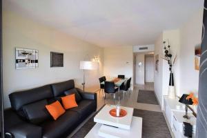 uma sala de estar com um sofá preto e uma mesa em Apartamento Golf Lujo Mor 2, Valle del Este Vera em Vera