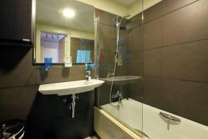uma casa de banho com um lavatório, um chuveiro e uma banheira em Apartamento Golf Lujo Mor 2, Valle del Este Vera em Vera
