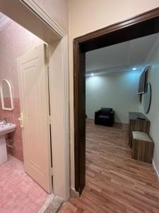 ein Bad mit einer Tür, die zu einem Zimmer führt in der Unterkunft Al-mohamdiah apartments in Mekka