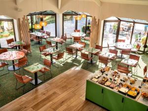 an overhead view of a restaurant with tables and chairs at Ibis Styles Lisieux Normandie in Lisieux