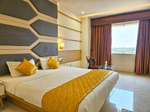 Hotel Grand Darshan Vadodara客房内的一张或多张床位