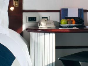 リヨンにあるHotel Le Royal Lyon - MGalleryの電話付きのテーブル、フルーツが備わります。