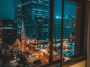 ブリスベンにあるプルマン ブリスベン キング ジョージ スクエアの窓から市街の夜景を望めます。
