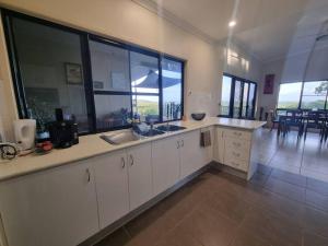 Dapur atau dapur kecil di Sit back, relax and enjoy the view