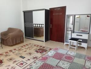 Soma Suites في المدينة المنورة: غرفة معيشة فيها باب وسجادة