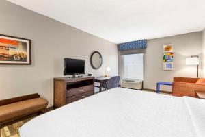 une chambre d'hôtel avec un lit et une télévision dans l'établissement Hampton Inn Mebane, à Mebane