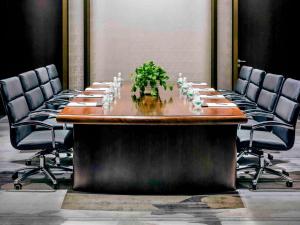 - une longue table dans une salle de conférence avec des chaises dans l'établissement Pullman Changshu Leeman, à Changshu