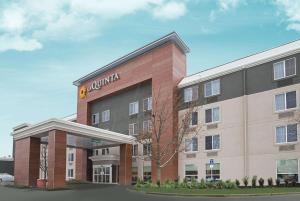 una representación de un edificio con un hotel en La Quinta by Wyndham Detroit Utica en Utica