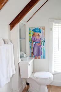 een badkamer met een toilet en een schilderij aan de muur bij Seaport Inn in Key West