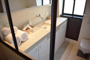 łazienka z umywalką i lustrem w obiekcie Artist Loft w Paryżu +10 zdjęć