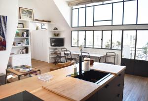 kuchnia i salon z dużym oknem w obiekcie Artist Loft w Paryżu