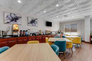 a cafeteria with tables and chairs and a counter at Comfort Inn Thomasville I-85 in Thomasville