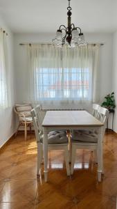 a dining room with a white table and chairs at Apartamento Turístico Casa Bari in Olivenza