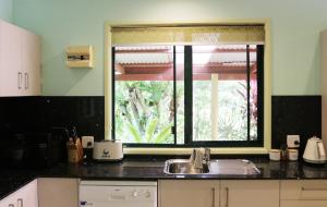 Virtuvė arba virtuvėlė apgyvendinimo įstaigoje Rainforest Cabin in Doon Doon NSW