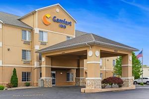 un hotel con un letrero de una posada en un aparcamiento en Comfort Inn Henderson - Evansville South, en Henderson