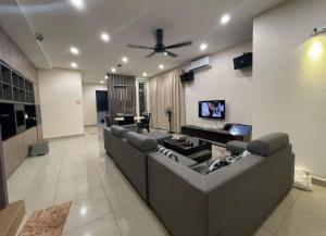 - un salon avec un canapé et une télévision dans l'établissement 55 Cozy Home Mount Austin Eco Adda Setia Indah Daya, à Johor Bahru