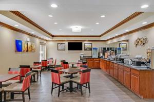 Un restaurante con mesas y sillas y un mostrador. en Comfort Inn Henderson - Evansville South, en Henderson