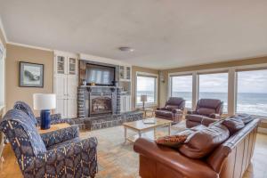 Elle comprend un salon doté d'un mobilier en cuir et d'une cheminée. dans l'établissement DaySea Cottage, à Lincoln City