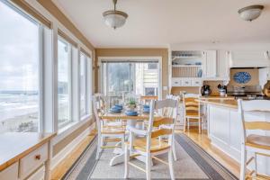 - une cuisine avec une table et des chaises offrant une vue sur l'océan dans l'établissement DaySea Cottage, à Lincoln City