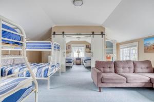 - une chambre avec 2 lits superposés et un canapé dans l'établissement DaySea Cottage, à Lincoln City