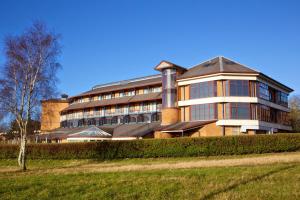 德比Derby Mickleover Hotel, BW Signature Collection的一座大楼，前面有一棵树