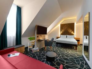 Habitación de hotel con cama y escritorio en ibis Styles Aschaffenburg, en Aschaffenburg