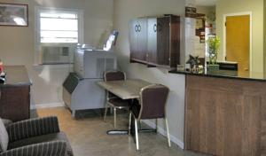 une cuisine avec un comptoir, une table et des chaises dans l'établissement Budget Host Inn, à New Berlinville