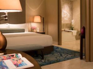 Letto o letti in una camera di Raffles Jakarta