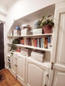 una estantería llena de libros en una habitación en Kensington Secret Gem, en Londres
