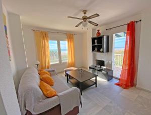 Telewizja i/lub zestaw kina domowego w obiekcie Santa Barbara B Beach front with terrace, sea view in and garage in Conil