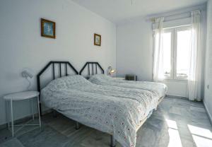 Łóżko lub łóżka w pokoju w obiekcie Santa Barbara B Beach front with terrace, sea view in and garage in Conil