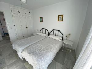 Łóżko lub łóżka w pokoju w obiekcie Santa Barbara B Beach front with terrace, sea view in and garage in Conil