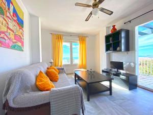 Telewizja i/lub zestaw kina domowego w obiekcie Santa Barbara B Beach front with terrace, sea view in and garage in Conil