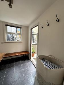 uma sala de estar com um banco e uma janela em Central Margate house with sauna & private garden em Kent