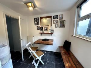 um quarto com uma mesa, uma cadeira e uma janela em Central Margate house with sauna & private garden em Kent