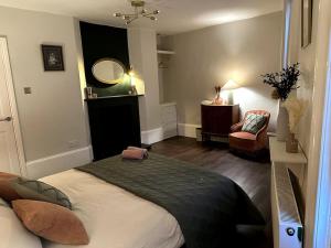 um quarto com uma cama com um espelho e uma cadeira em Central Margate house with sauna & private garden em Kent