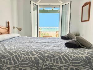 sypialnia z łóżkiem i widokiem na ocean w obiekcie Santa Barbara B Beach front with terrace, sea view in and garage in Conil w mieście Conil de la Frontera