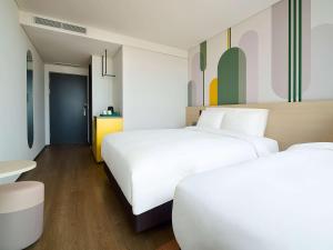 ibis Styles Ambassador Incheon Airport T2客房内的一张或多张床位