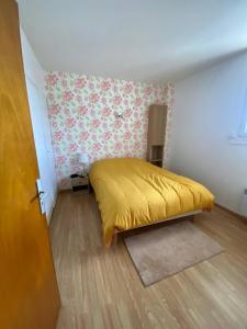 um quarto com uma cama amarela num quarto em AS24540- P2 neuf à 100m de la Plage em Le Grau-du-Roi