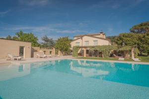 uma grande piscina em frente a uma casa em VILLA DEI PINI - Camerano, villa con piscina em Camerano