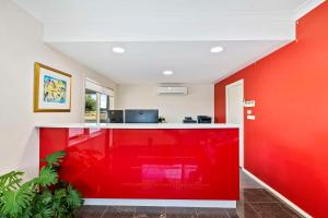 um escritório com paredes vermelhas e uma parede vermelha em Comfort Inn Bishops Lodge em Hay